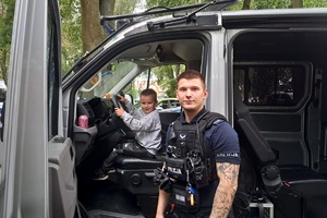 Policjanci podczas pikniku rodzinnego z okazji Święta Policji