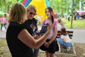 Policjanci i pracownicy OPS podczas pikniku rodzinnego dla mieszkańców powiatu świeckiego